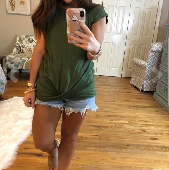 🆕️ ~ Short Cap Sleeve Front Twist Top - Picture 3 of 8